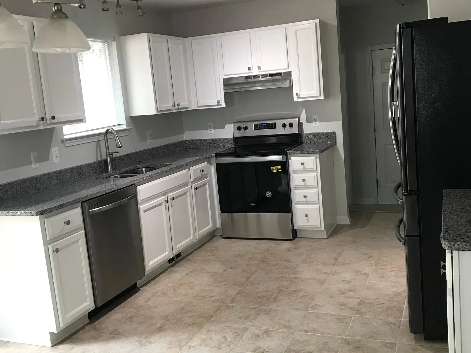 3 bed, 1.5 bath, 1368 sqft, $2,600 — Photo 4