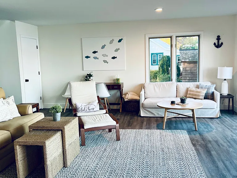 Sitting area off kitchen with lake views