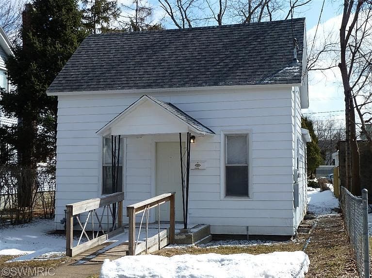 1st image of 1006 McReynolds Ave NW