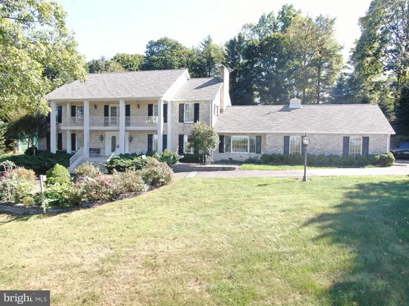 586 Crestwood Dr, Chambersburg, PA 17202