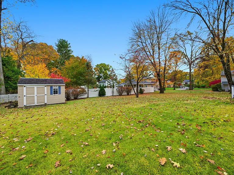 10 Lloyd Ave — Photo 42