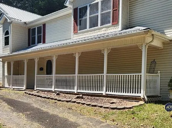 1086 Sharon St, Grundy, VA 24614