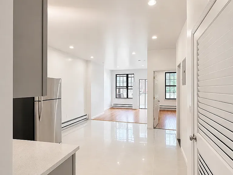 402 Woodbine St #1 — Photo 1