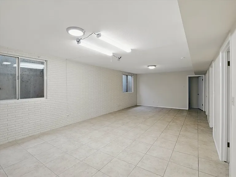1306 W 12th St — Photo 27