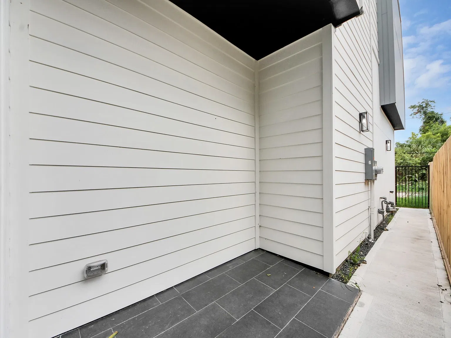 3 bed, 3.5 bath, 2000 sqft, $2,700 — Photo 3