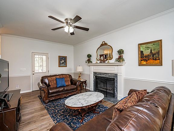 3rd image of 23 Summer Glen Dr