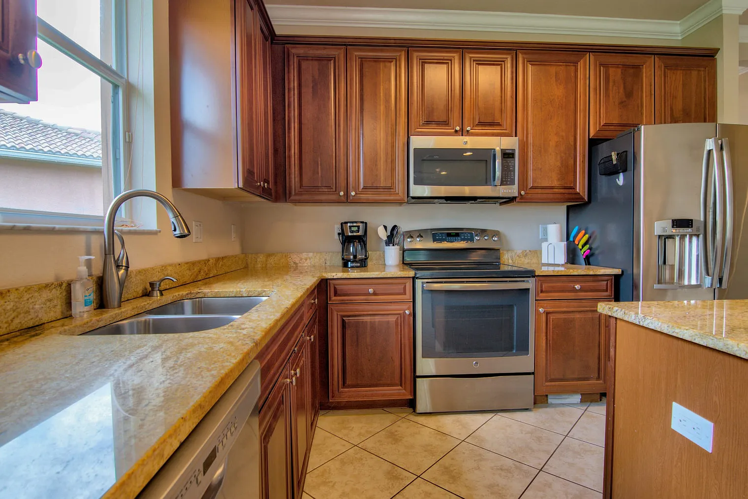 3 bed, 2.0 bath, 2142 sqft, $6,330 — Photo 3