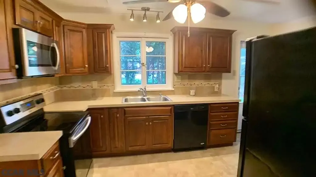 3 bed, 1.5 bath, 2550 sqft, $700 — Photo 4