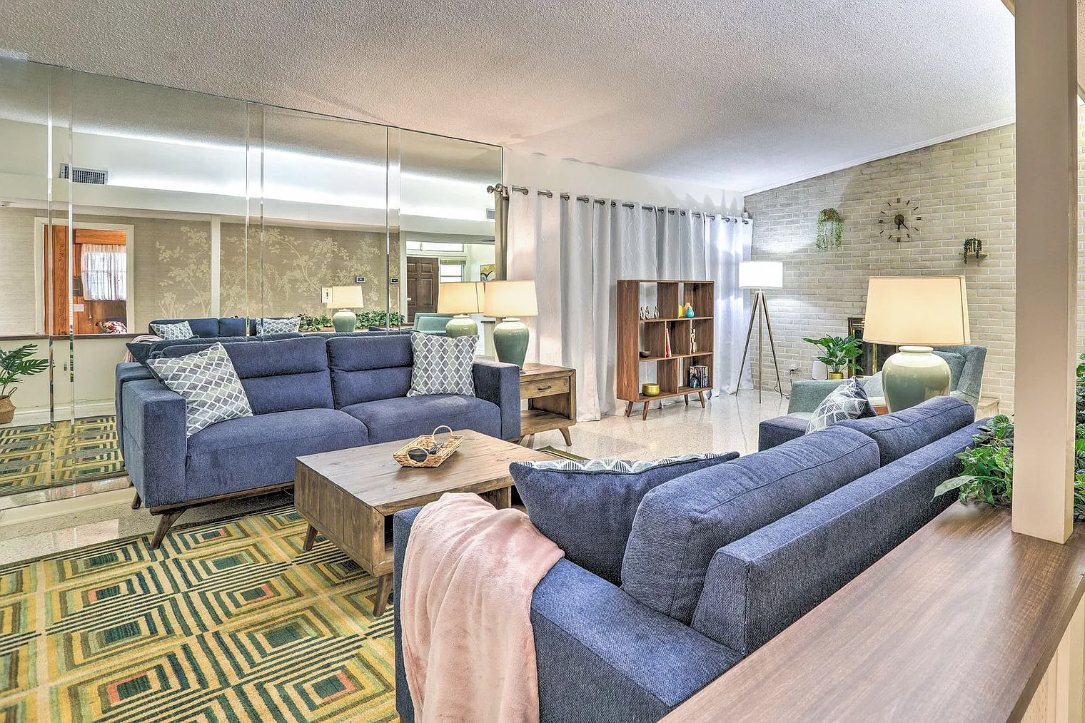 3 bed, 3.0 bath, 1689 sqft, $8,451 — Photo 2