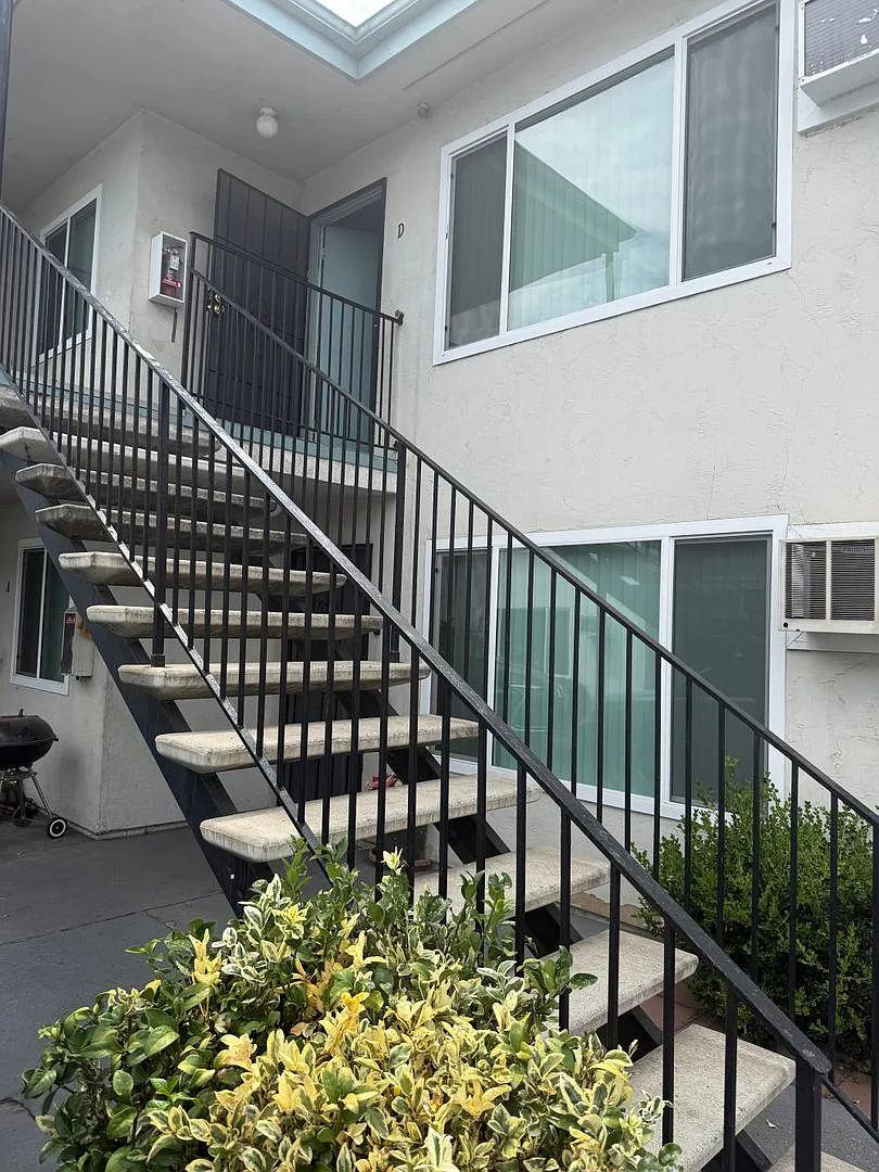 Laurel St. — Photo 1