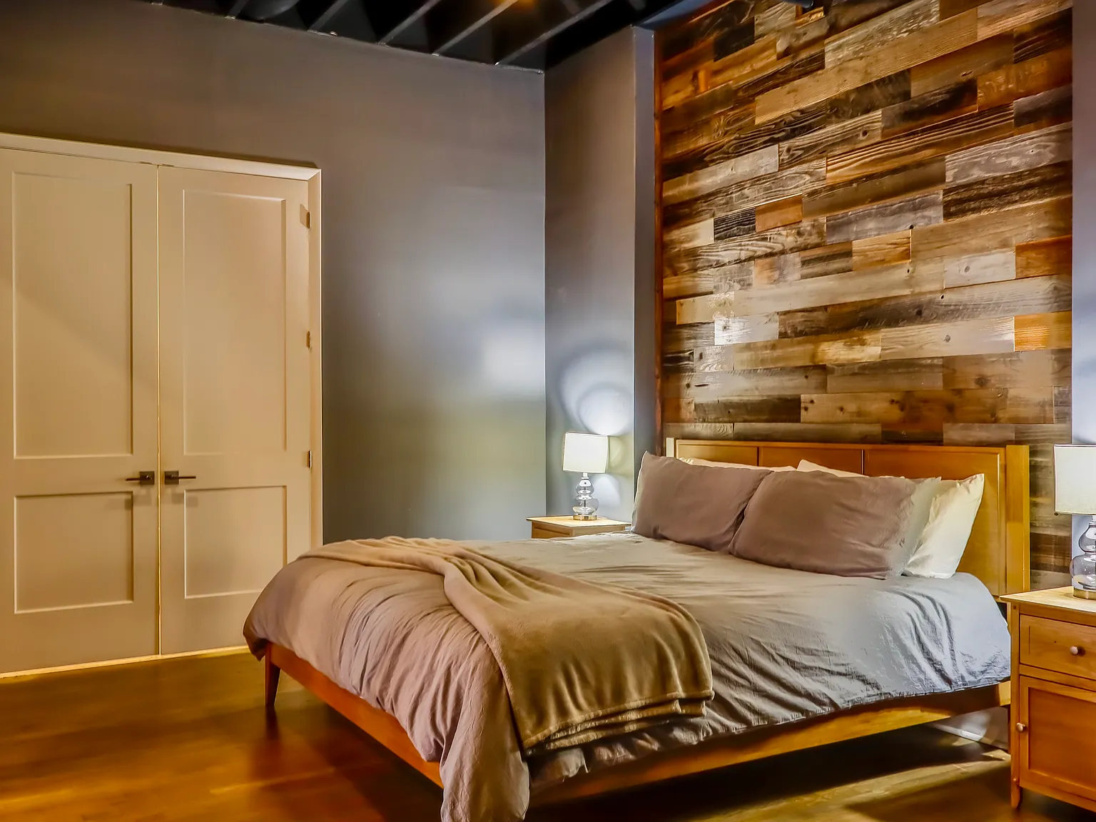 Furnished Luxury Loft (Short Term / Insurance) — Photo 4