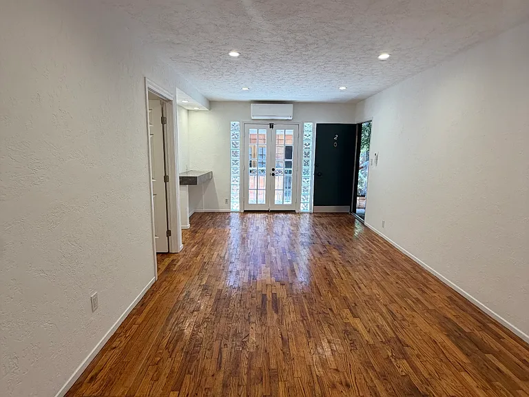 632 N Hayworth Ave #B — Photo 1
