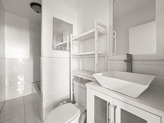 4th image of 487 Hart St #2FAM