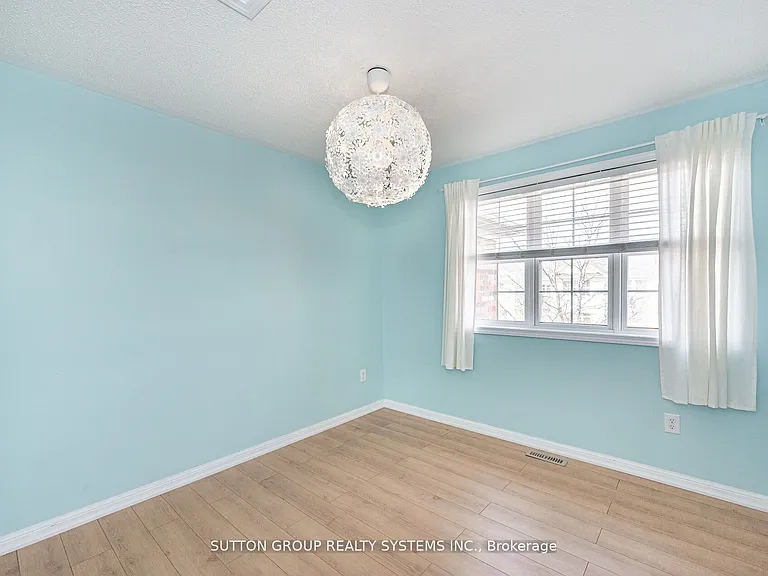 1152 Riddell Cres — Photo 24
