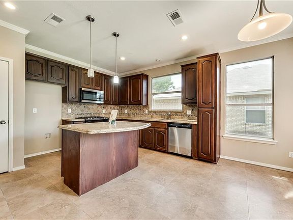 3rd image of 221 Buffalo Creek Dr