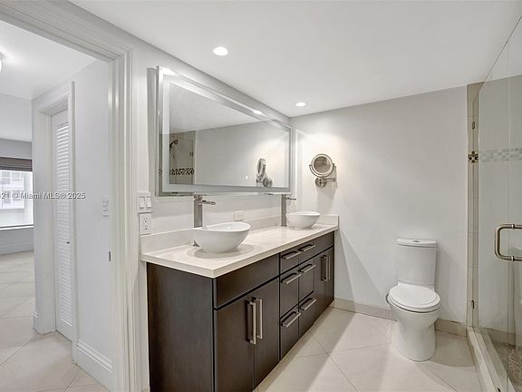 5th image of 3700 Galt Ocean Dr APT 303