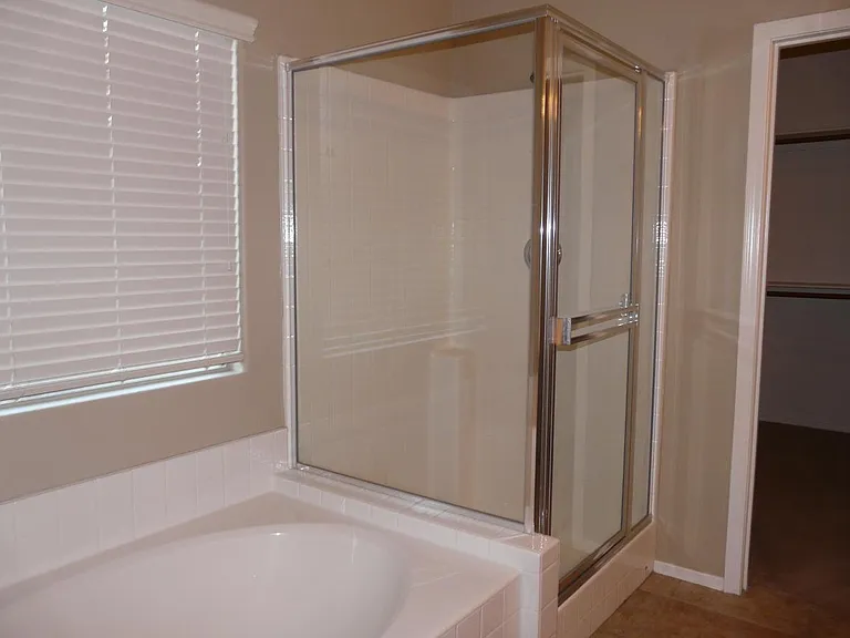 Master bathroom w shower and garden tub