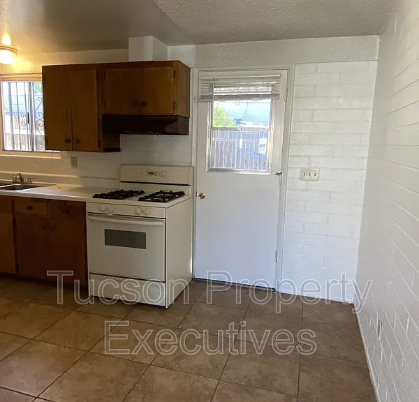4239 E Lee St — Photo 5