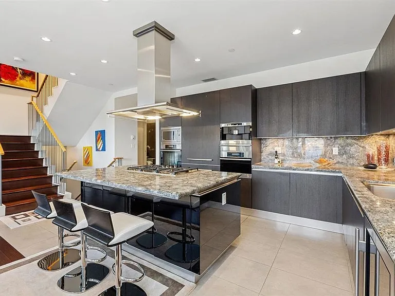 1139 Cordova St W — Photo 10