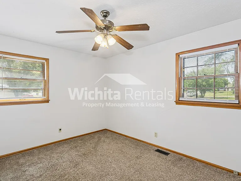 1400 N El Paso Dr — Photo 9