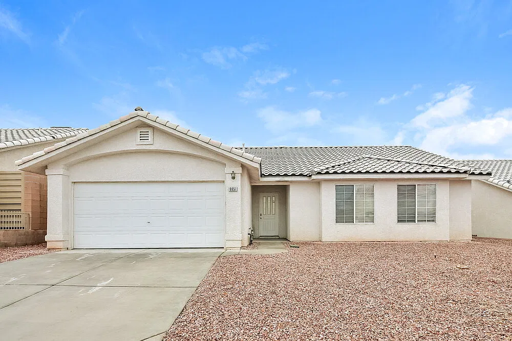 3 bed, 2.0 bath, 1644 sqft, $2,030 — Photo 1