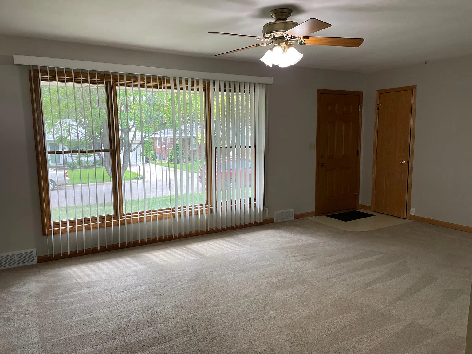3 bed, 2100 sqft, $1,950 — Photo 3