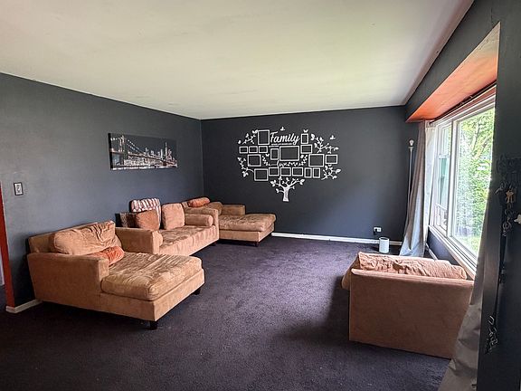 3rd image of 834 W Strieff Ln