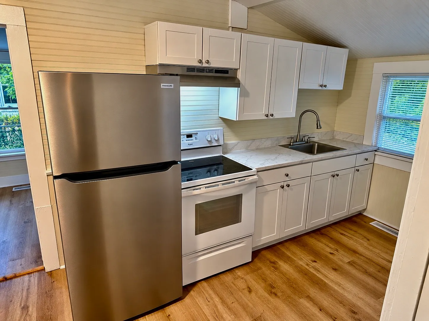 827 Lynwood Dr — Photo 2