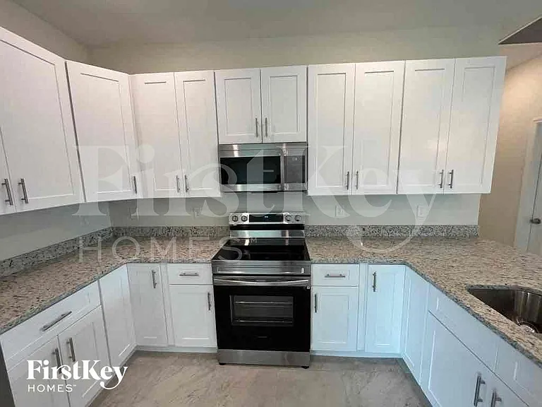 633 NW 28th St — Photo 7