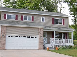 1913 Robindale Dr, Houghton, MI 49931