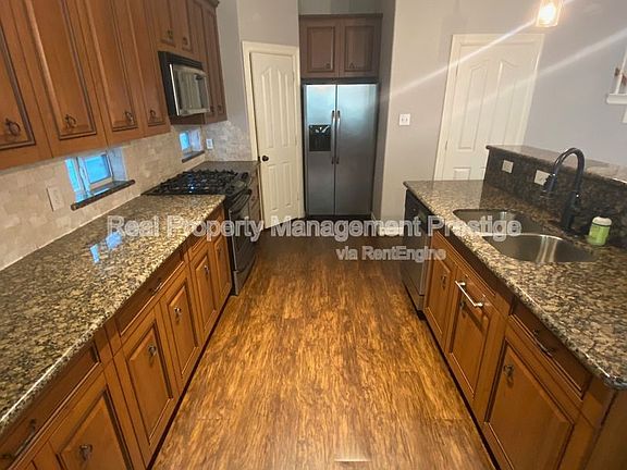 5th image of 1109 W 15th 1/2 St Unit C