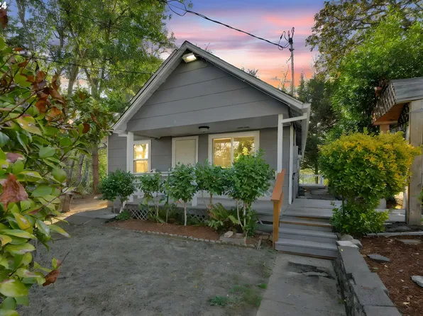 565 S Pine St, Canyonville, OR 97417