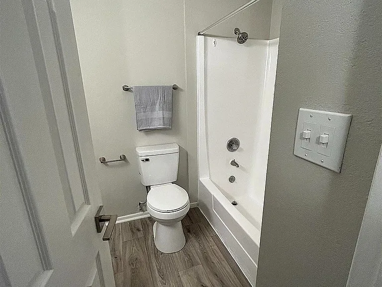 Guest_Bathroom_Entry_518361