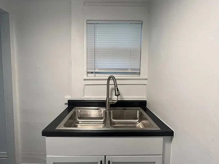 319 Franklin Ave — Photo 20