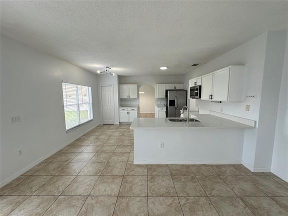 5th image of 747 Pelican Ct