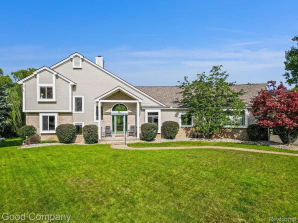 8812 Sandy Crest Ct, White Lake, MI 48386