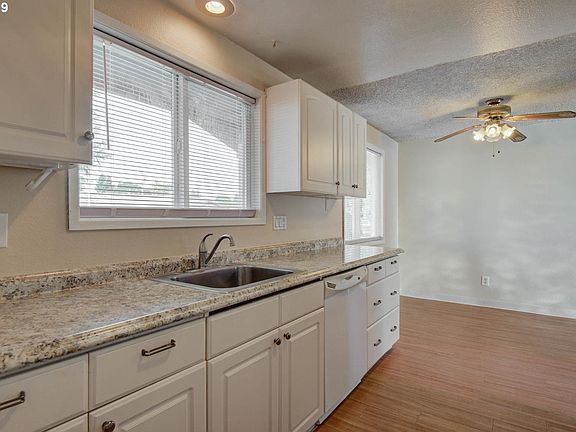 2nd image of 8707 NE Lewis Dr