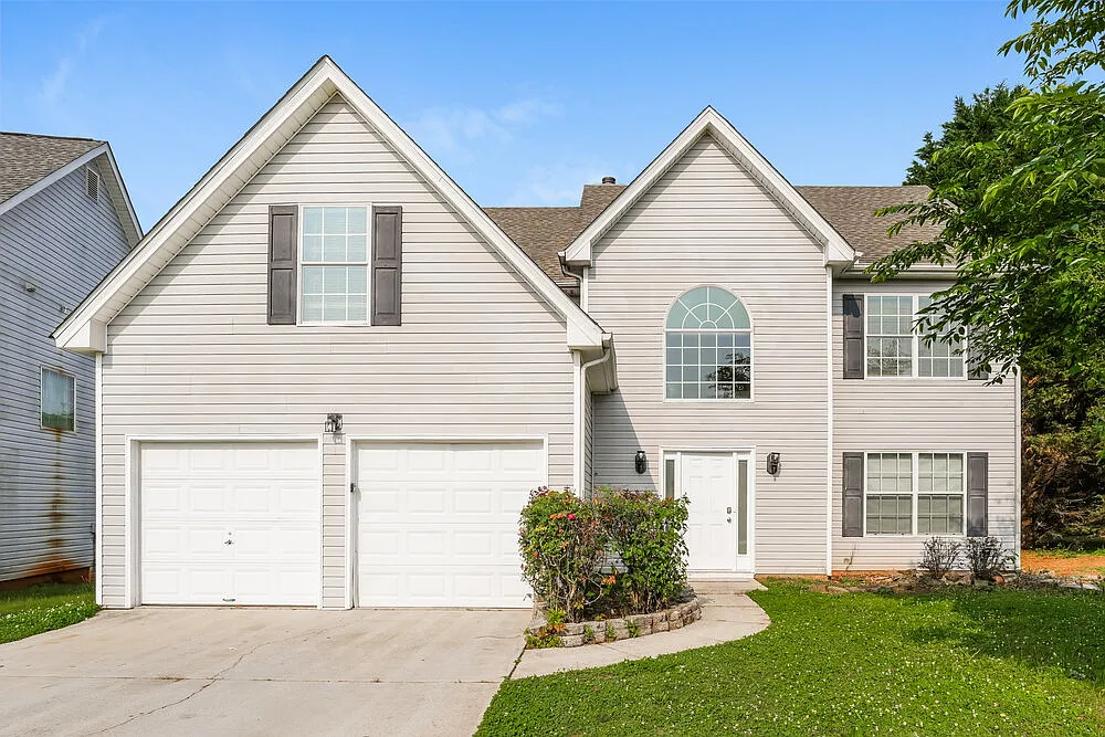 4 bed, 2.5 bath, 2740 sqft, $2,015 — Photo 1