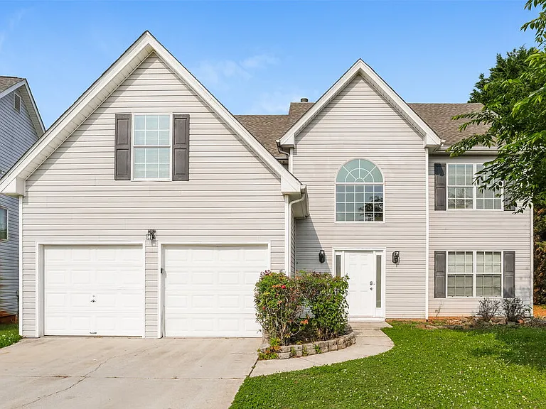 260 Greenway Dr — Photo 1