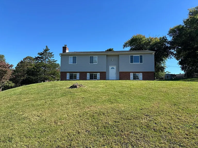 3905 Eaton Dr — Photo 2