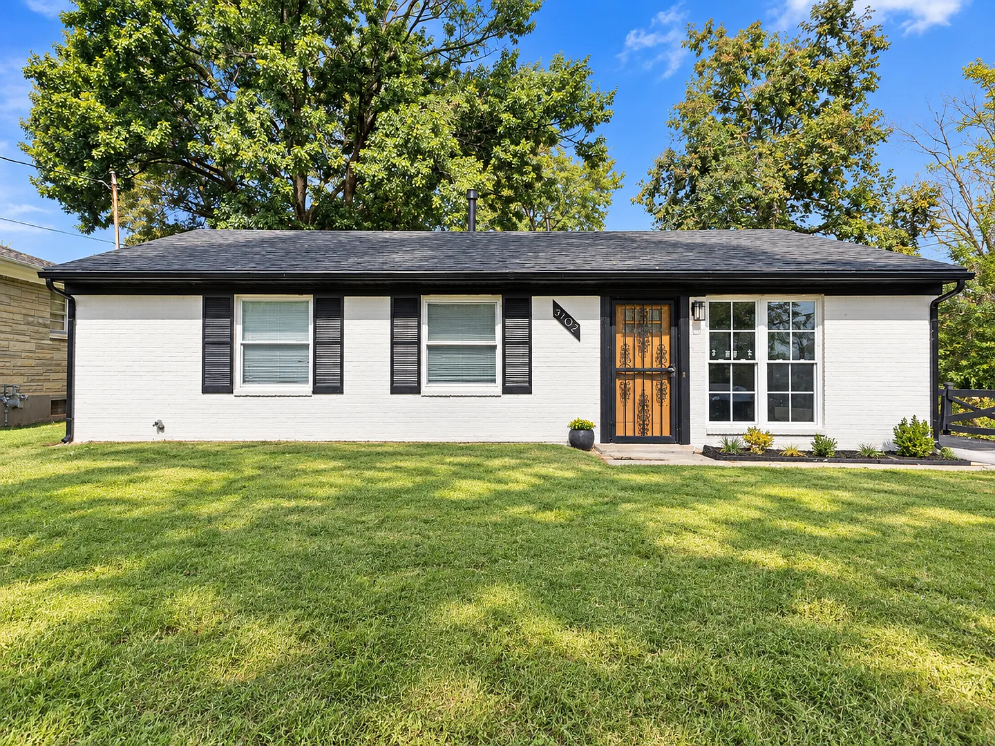 3 Bedroom with Large Garage! — Photo 3
