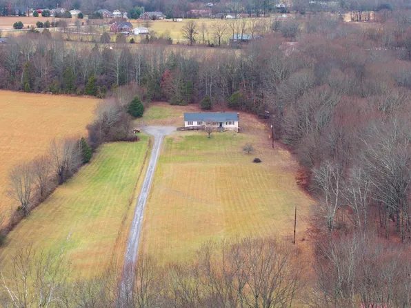 169 Maxwell Branch Rd, Cottontown, TN 37048