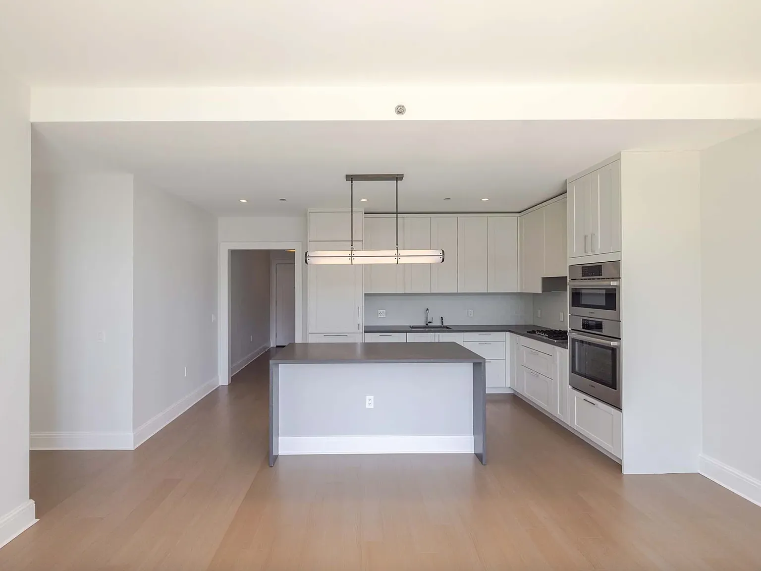 456 E Illinois St — Photo 2