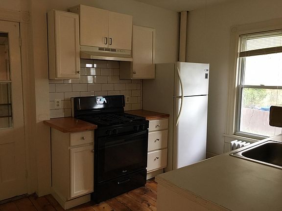 2nd image of 27 Dumond St #2