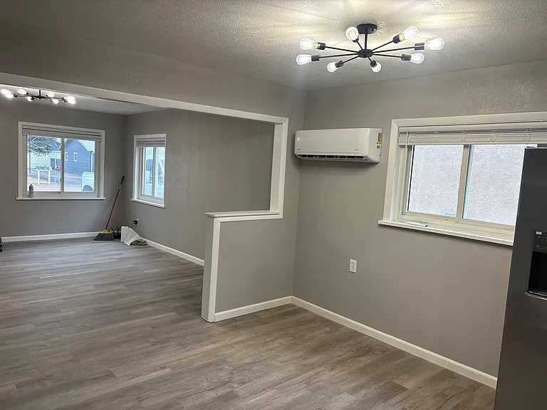 2433 Clayton Dr — Photo 2