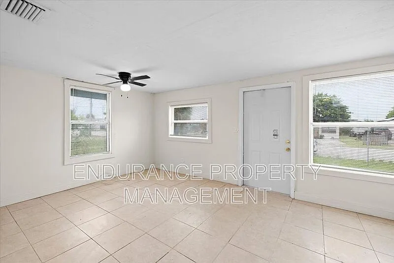 3 bed, 1.0 bath, 840 sqft, $1,950 — Photo 4