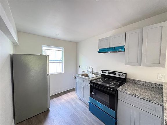 5th image of 3419 Clara St #206
