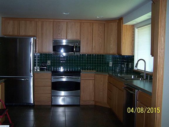 4th image of 421 Scot St