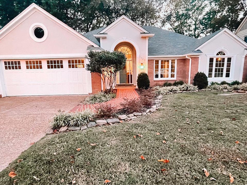 Front of the home, two car garage, huge foyer area, Beautiful front yard.