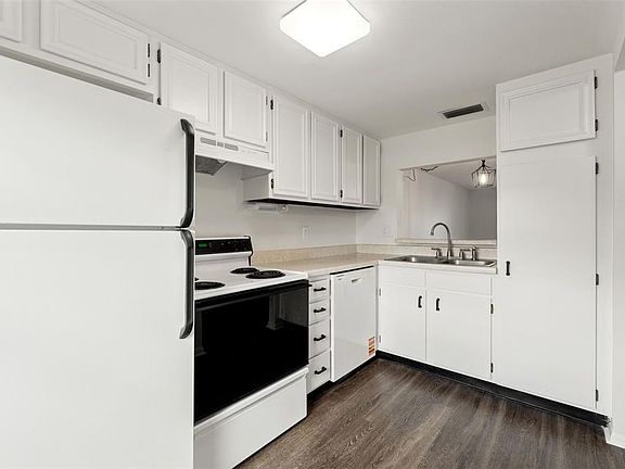 3rd image of 3422 Trophy Blvd